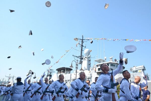 Варна посрещна новите офицери на ВМС