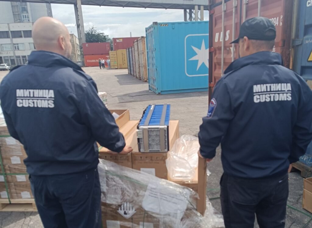 Митничари задържаха 12 контейнера със стоки за над 2 млн. долара в Бургас и Варна 