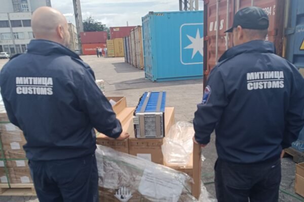 Митничари задържаха 12 контейнера със стоки за над 2 млн. долара в Бургас и Варна