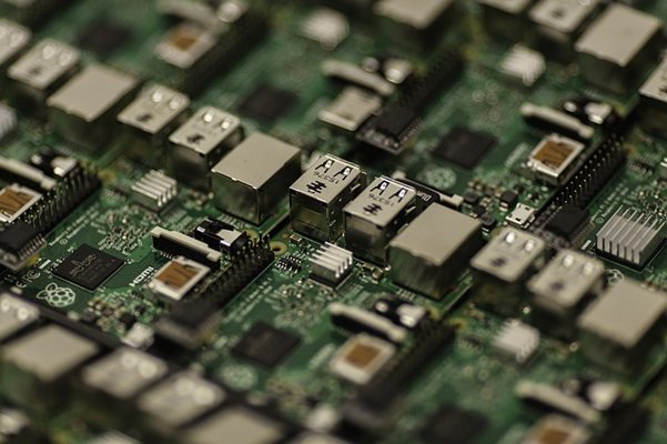 Кои българи се осигуряват на новия таван от 2300 евро.