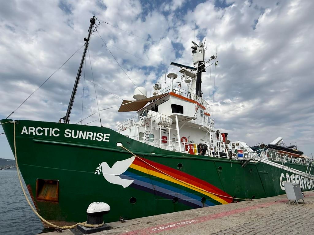 Корабът на „Грийнпийс“ пристигна във Варна с кампания за опазване на Черно море