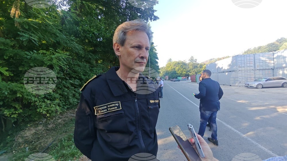 Обезвреждат опасни боеприпаси край взривения склад в село Белица.