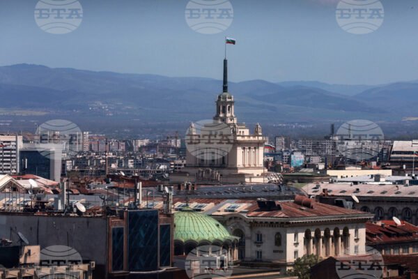 Депутатите обсъждат нови правила за потребителските кредити.