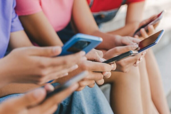 44 училища във Варненско забраняват напълно телефоните в клас