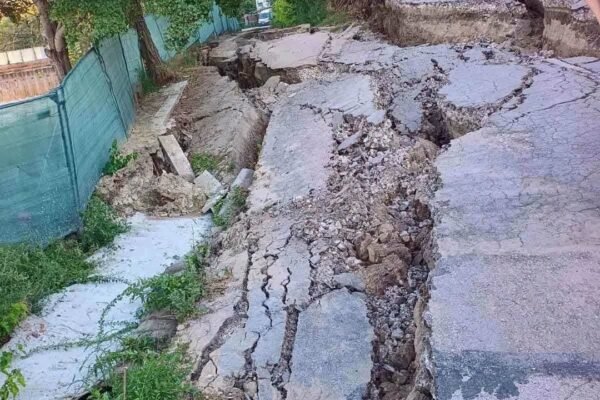 Вземат проби от терена заради свлачището в „Аспарухово“