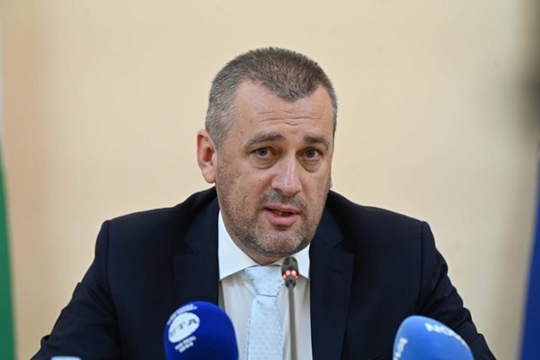 Пеев: В България няма американски самолети, участващи във военни операции