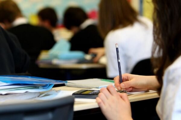 Родителите могат да кандидатстват за 153 евро помощ за ученик до 15 октомври