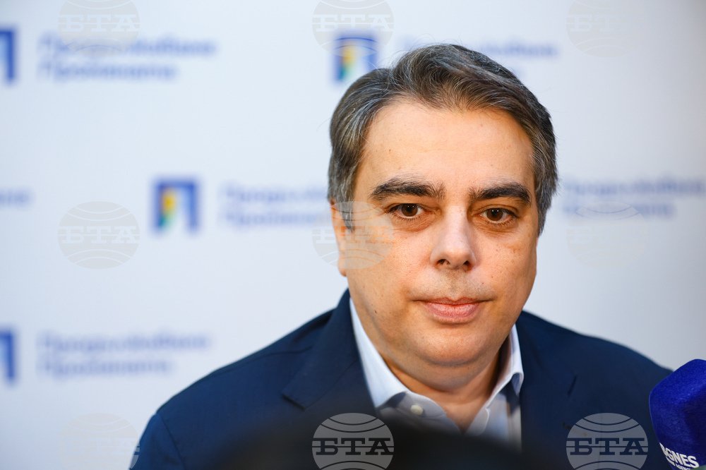 Василев критикува пакета за горивата: Няма да намали цените.
