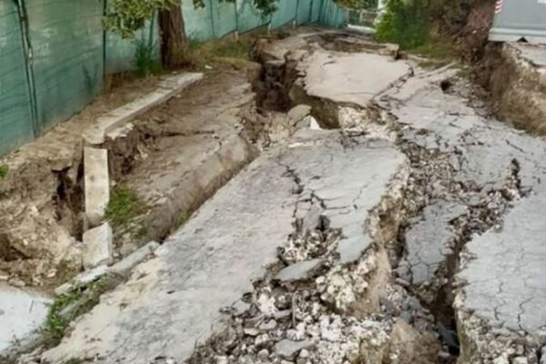 Свлачище затвори улица в „Аспарухово“, институциите търсят спешно решение