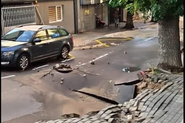 Голяма дупка застрашава движението на оживено кръстовище във Варна.