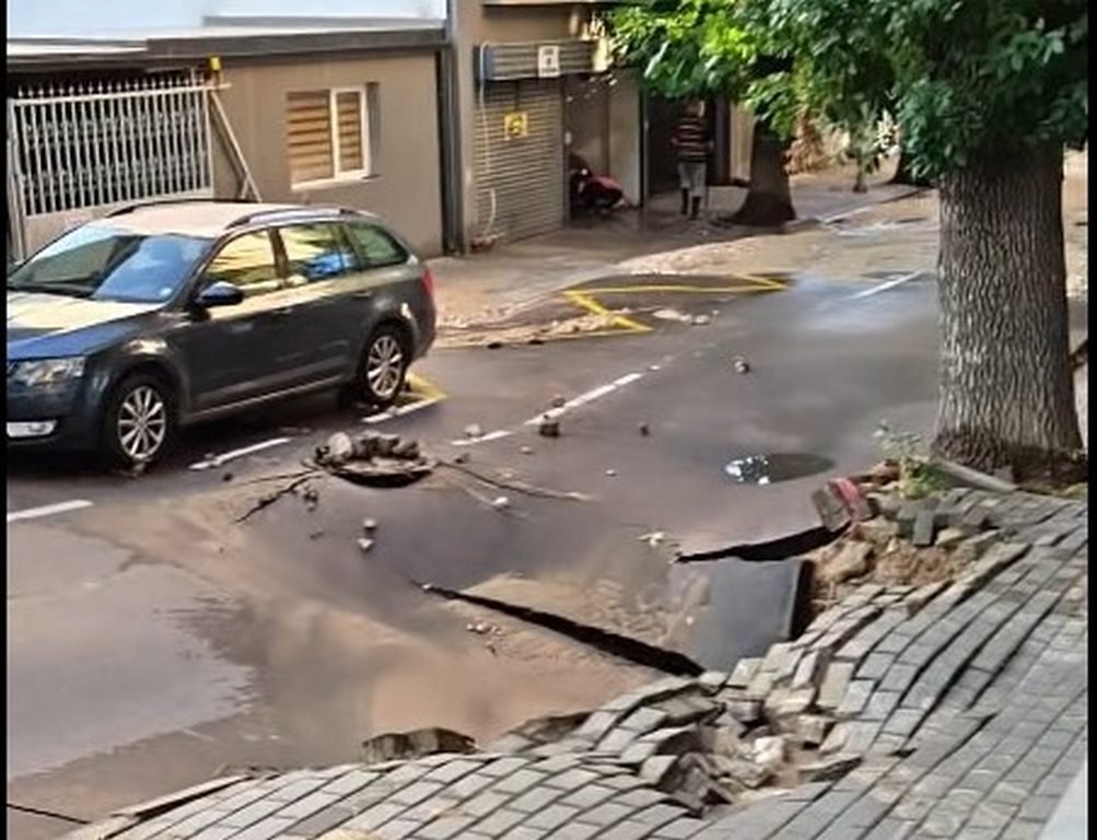 Голяма дупка застрашава движението на оживено кръстовище във Варна