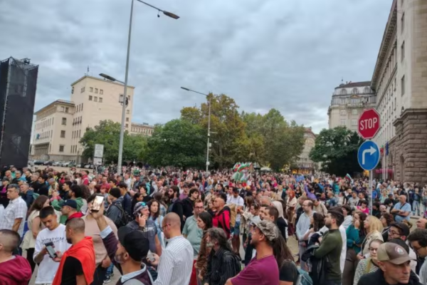 Протест срещу Радев и правителството събра граждани в София