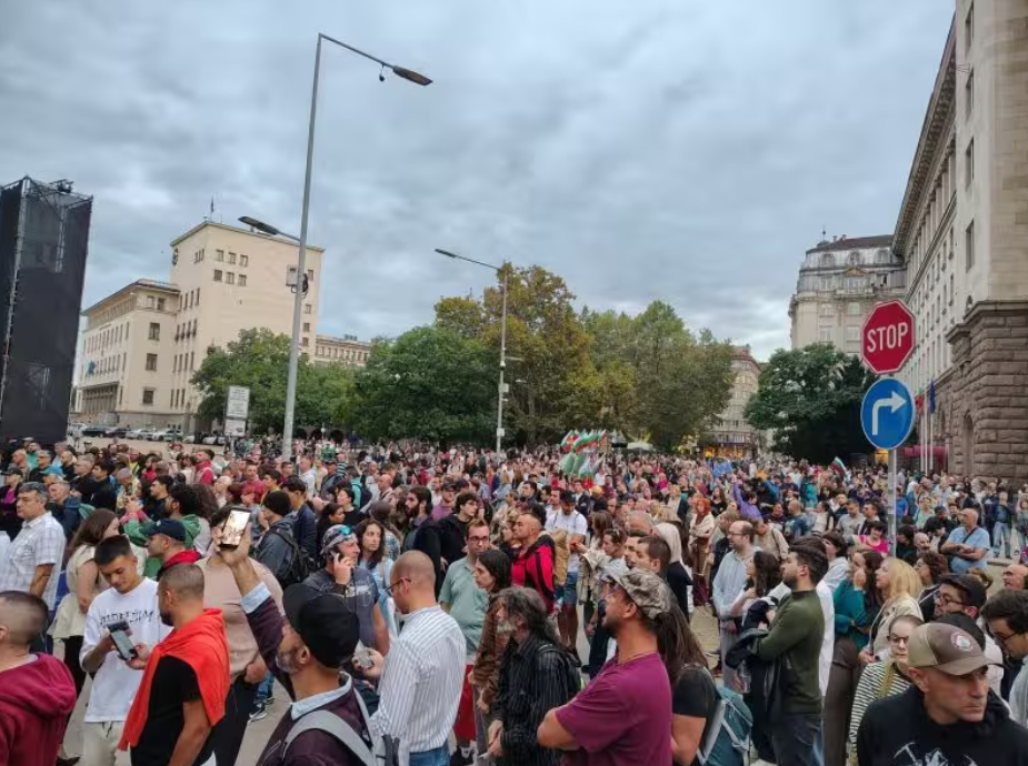Протест срещу Радев и правителството събра граждани в София
