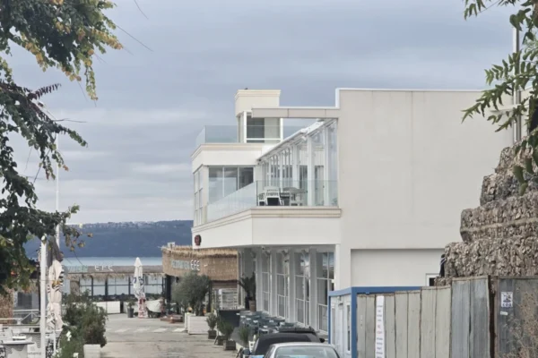 Варна започна процедури за премахване на ресторант „Немо“ и обект край Траката
