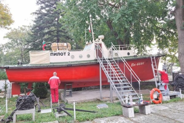 Морски катер с обновена палуба посреща посетители във Военноморския музей