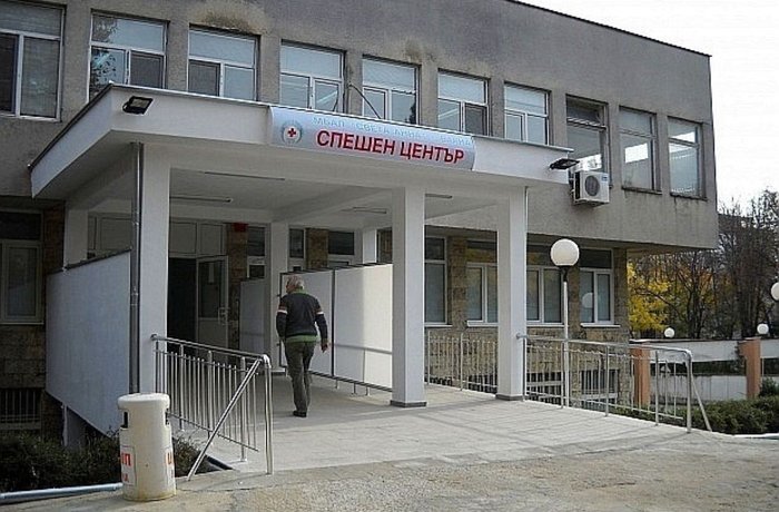 Общински служител е в критично състояние след паднал клон в Морската градина