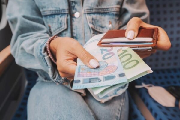 Обсъждат минимална заплата от 672,80 евро, решението зависи от бюджета