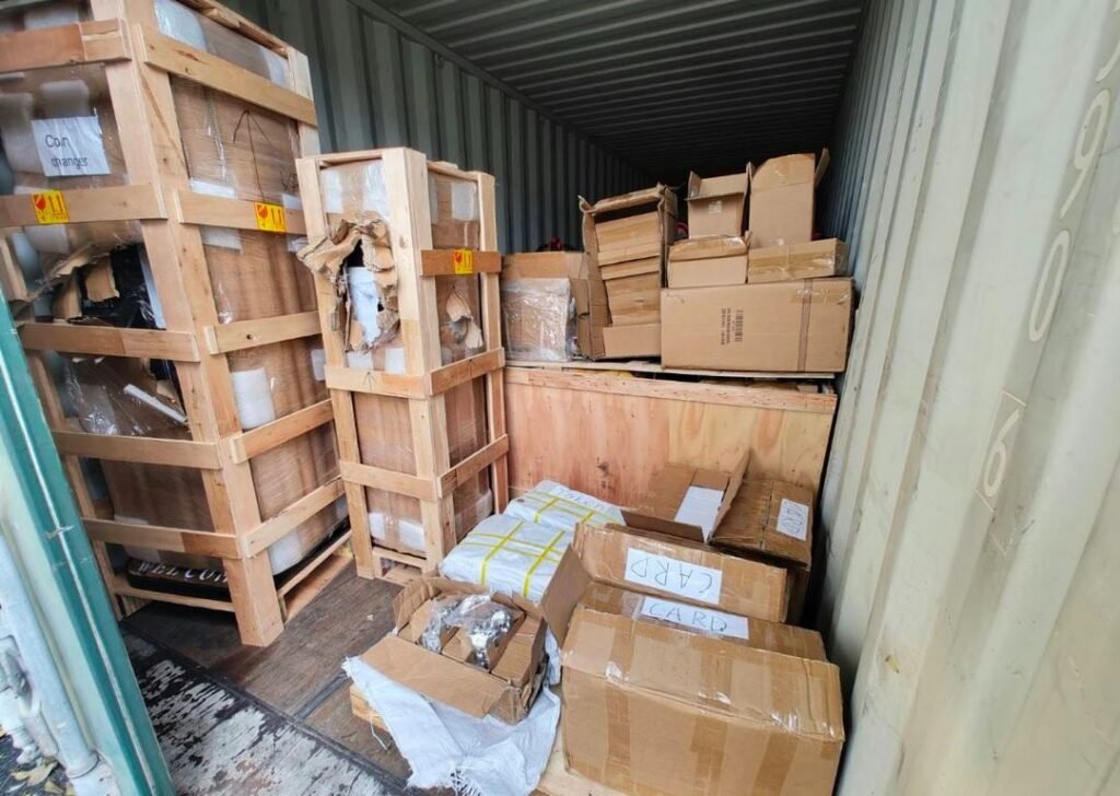 Митничари във Варна засякоха мащабна пратка с недекларирани стоки от Китай
