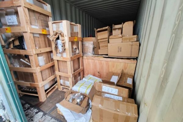 Митничари във Варна засякоха мащабна пратка с недекларирани стоки от Китай