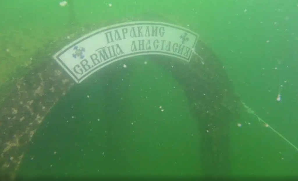 Водолази от Варна се включиха в почистването на подводния парк край Света Анастасия