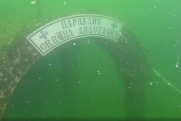 Водолази от Варна се включиха в почистването на подводния парк край Света Анастасия